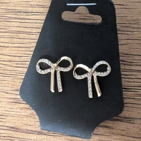 Elegant Gold Bow Earrings - Picture 3 of 3